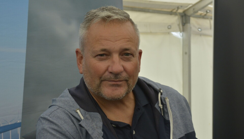 MED KNUSENDE RO: Baard Johan Troye virker ikke særlig stresset på stand for Kongsberg defence and aerospace, tidligere kjent som Kongsberg våpenfabrikk.