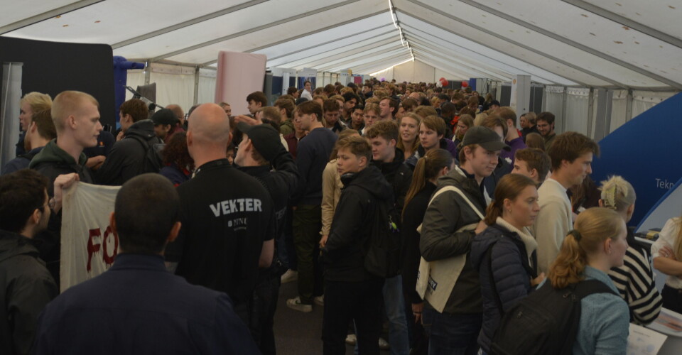 SAKTEFLYTENDE STUDENTMASSE: Det hesteskoformede teltet fylles av en lang kø som beveger seg sakte forbi alle standsene.