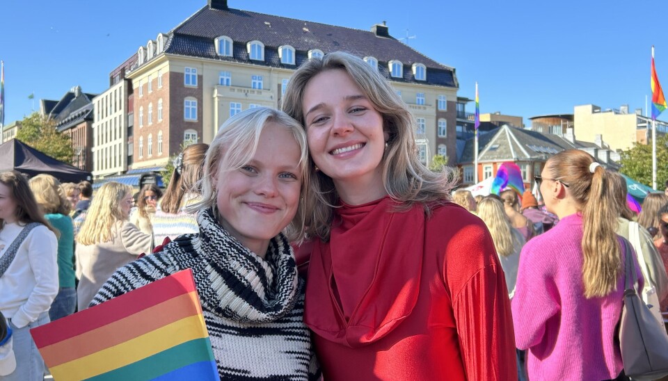 UKA-25: UKA-sjefen Selma Lindseth Lindeman og PR-sjef Signe Borg stiller gladelig opp i Pride-parade.