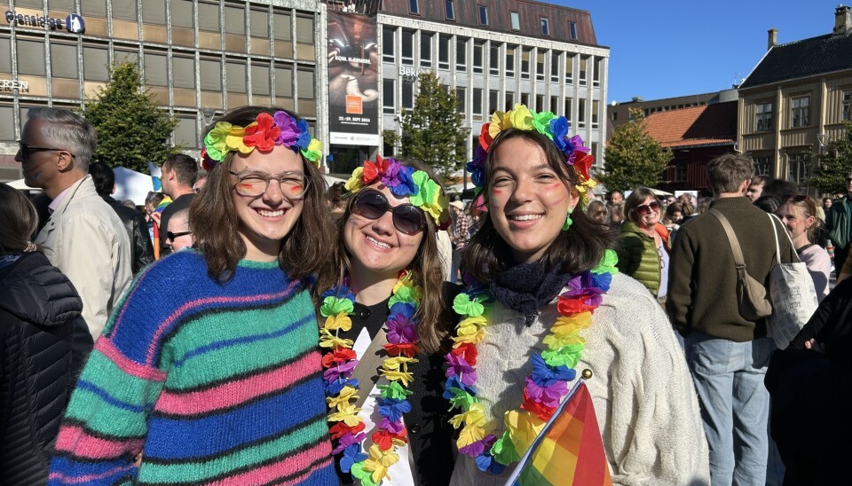 FARGERIKE: (f.v.) Marie Agnethe Pihl, Viktoria Arnesen og Anna Eggum mener det er viktig å stile opp på Pride-feiringen.