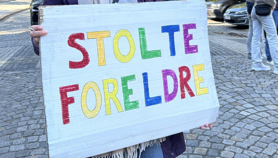 VIKTIG BUDSKAP: Disse to foreldrene hadde laget et skilt til støtte for pride.