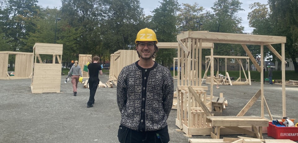 IMPONERT: Vitenskapsassistent Zdravko Živanovic ved Institutt for arkitektur og teknologi syntes de nye studentene jobber godt.