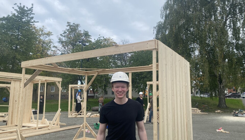 STORT: Arkitektstudent Mathias Johnsen forteller at alt skal settes sammen til slutt.