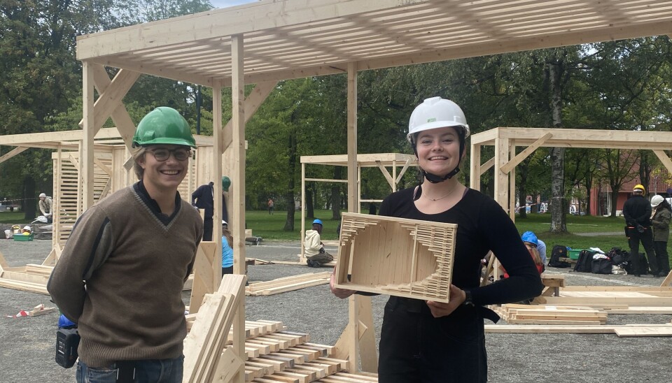 OPPSLUKT: Arkitektstudentene Johan Boch og Kinga Blaszkiewicz ønsker å få deg til å miste litt kontroll med sin konstruksjon.