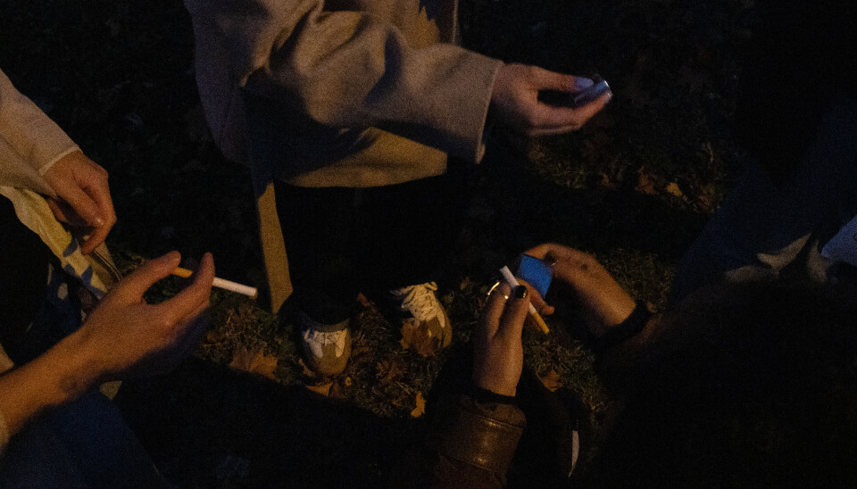 FESTRØYKING: Å ta seg en sigarett eller to eller tre er langt fra uvanlig i flere studentmiljøer. Sigaretter, sigarett, røyk, røyking