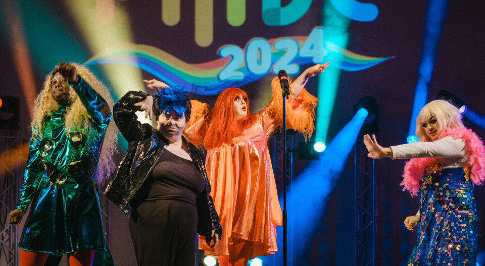 STJELER SHOWET: Adam Wilde, her i kostyme med oransje kjole er glad i å framføre.