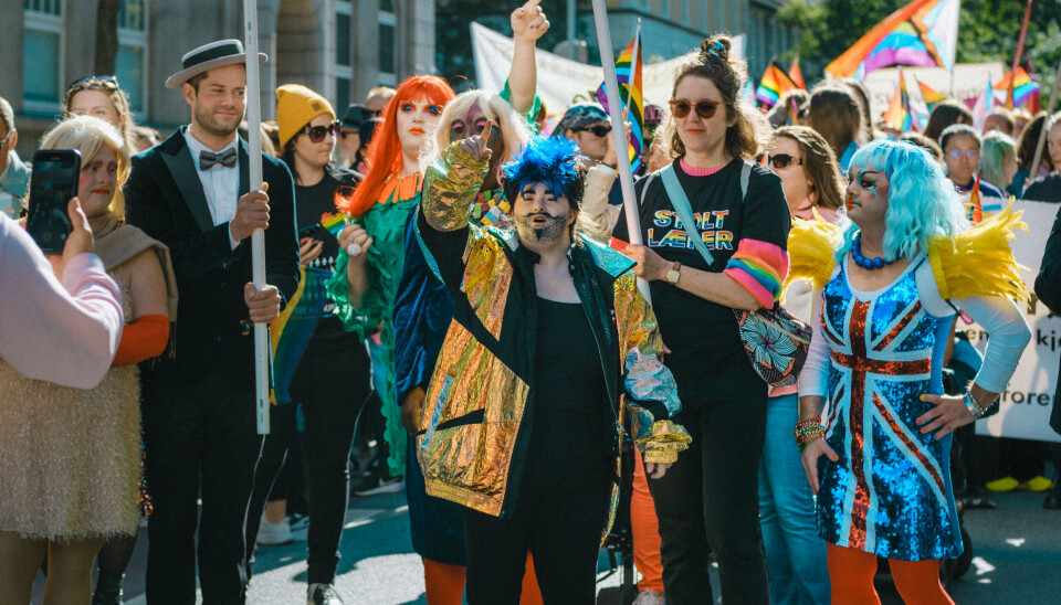PARADE: Gjengen gikk sammen i pride paraden, her med Annelie Hertz, også kalt YouGo Boss, i front.