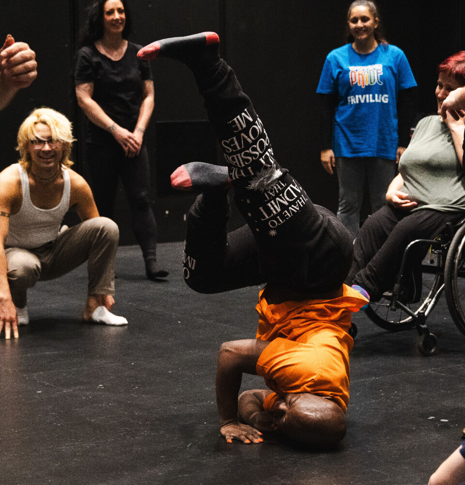 KJEKT OG KREATIVT: Abdulfatai Abodurin Tanmola Majekodynmi som her står på hodet synes at jobben er kjekk.