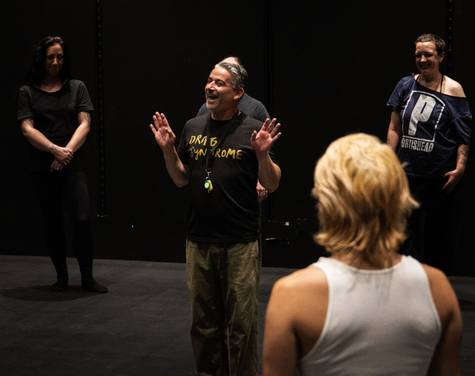 IMPONERENDE IMPROVISASJON: Kunstnerisk leder Daniel Vais ved Drag syndrome forteller at artistene i hovedsak improviserer.