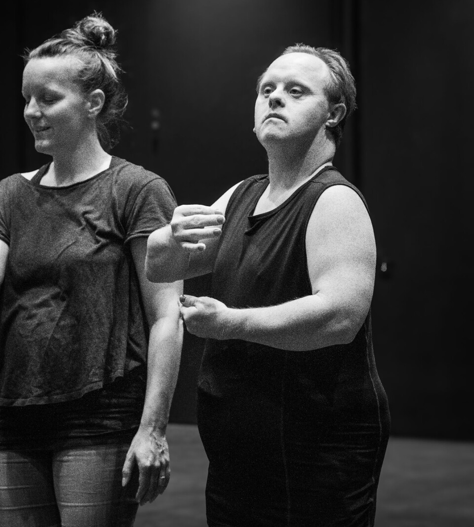 EN UTFORSKENDE AFTEN: Deltakerne fikk bruke ansiktsuttrykk, musikk, kroppen og rommet i løpet av workshopen.