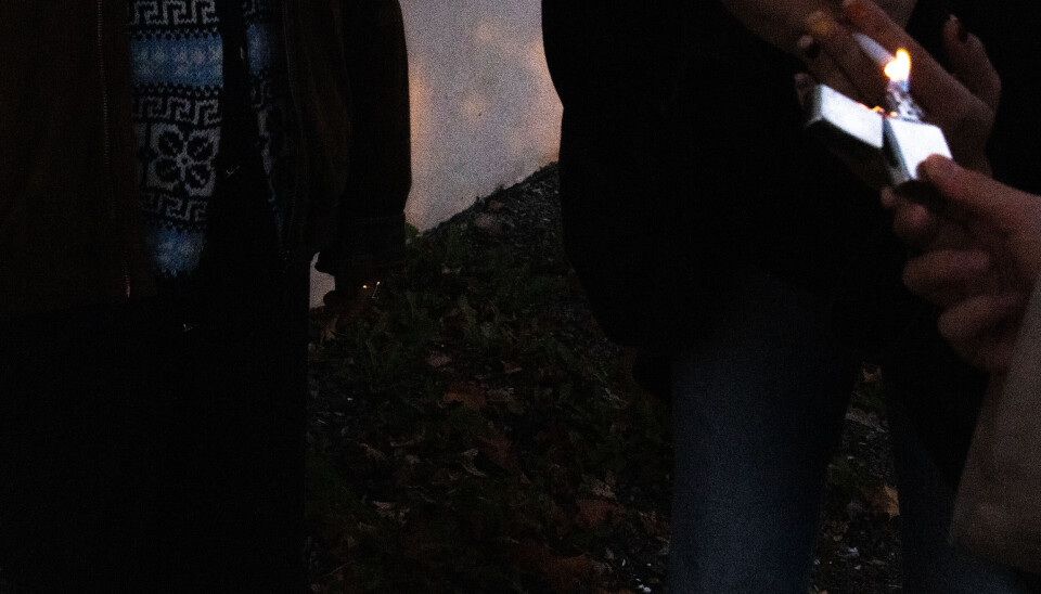 Flere unge sigger på fest Lighter, sigarett, røyk