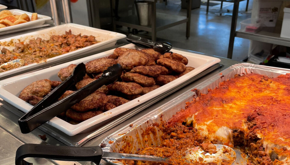 LASAGNE OG KARBONADER: Dagens animalske alternativ i kantinen på Stripa.