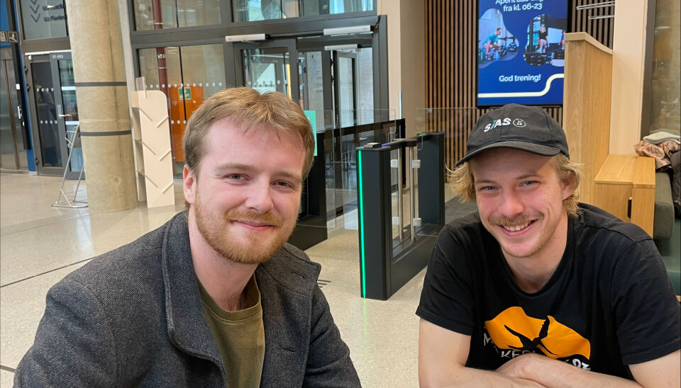 METTE BESØKENDE: UiO-studentene Sondre Matthias Klungland og Ole Bakkevold er fornøyde med det NTNUs kantiner har å tilby.