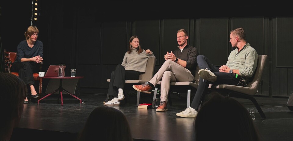 DISKUSJON: Konferansier Anna Øverbye i samtale med paneldeltakere Marte Hodne, Andreas Brennsæter og Jon Romuld Håversen. Anna Øverbye, Marte Hodne, Andreas Brennsæter, Jon Romuld Håversen, Skepsisuka
