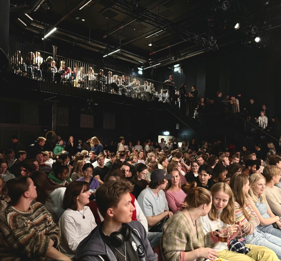 POPULÆRT: Det var mange oppmøtte og trangt om plassen på «Grill en kristen». Se om du ser et kjent ansikt. publikum, skepsisuka, Skala