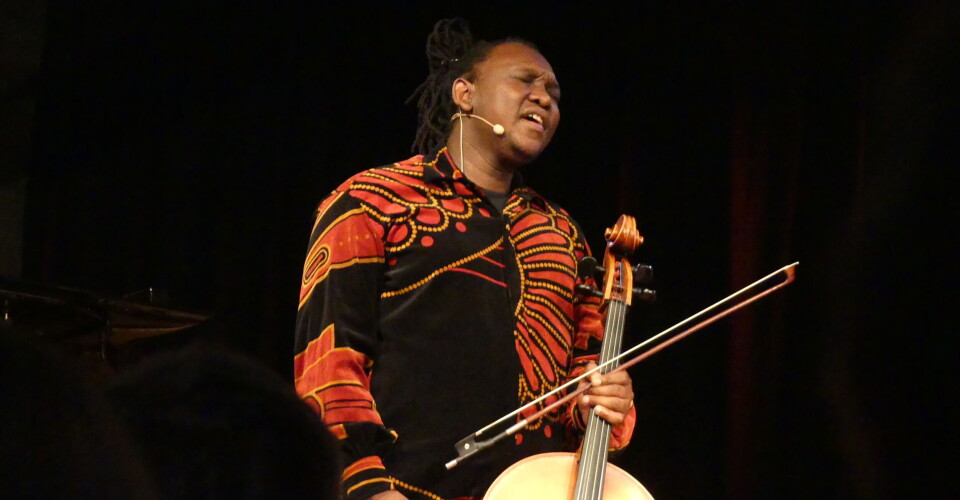 SMØRØYET: Abel Selaocoe og hans ensemble traff blink da de opptrådte på Dokkhuset under Kammermusikkfestivalen.