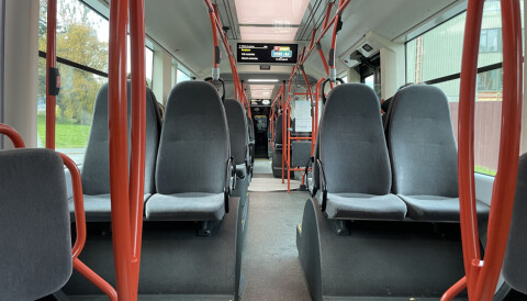 SJELDENT SYN: Sitteplasser på 3-bussen. buss, tom buss, 3-eren, 3ern