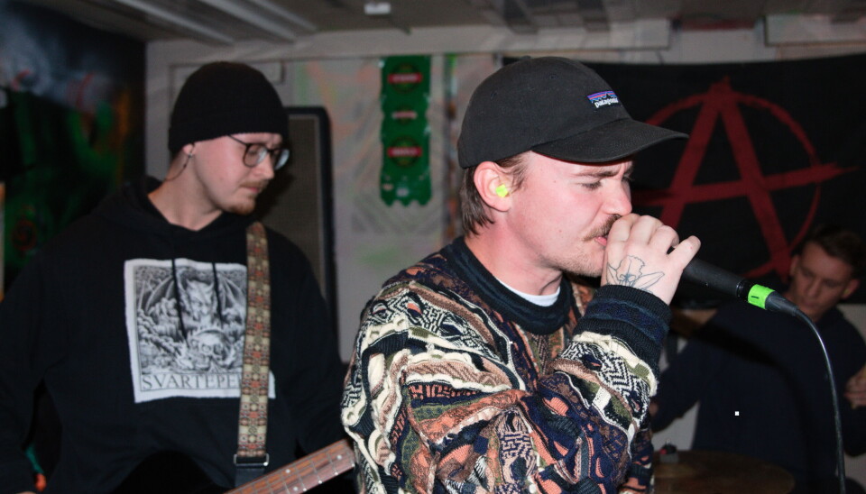 PROPP: Husk beskyttelse når Brækkækkel og vokalist August Sagmo Solli skrur knotten på høyttaleren med klokken før konsertstart. Brækkækkel