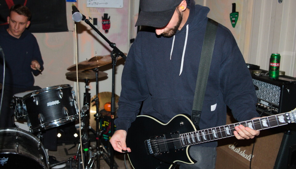 SOLO MED RÅKEN STRENG: Markus Kollmannskog røk strengen og amputerte øvingen etter 30 sekunder av låten «Harde kår» fra den nye skiven Suicidahls. Brækkækkel