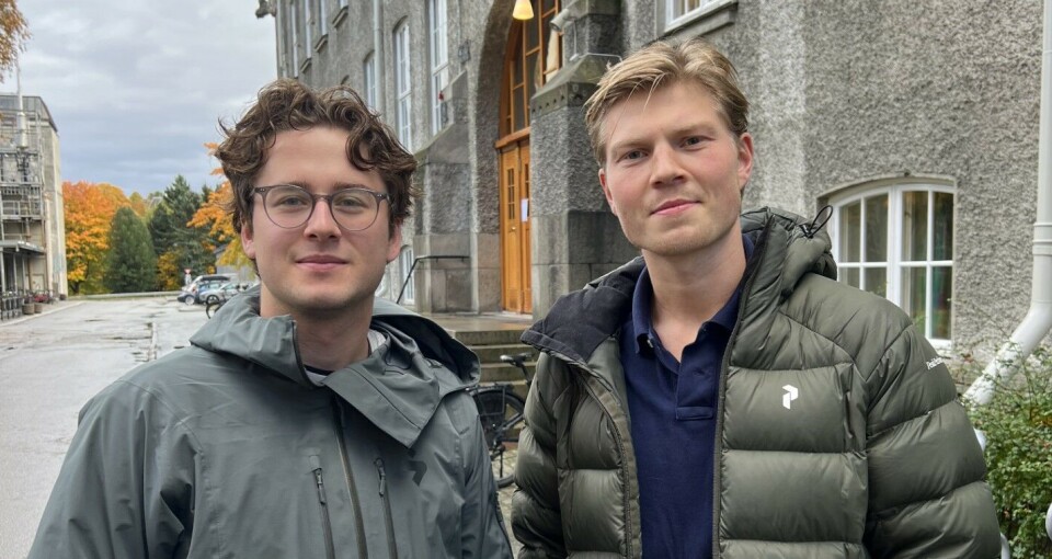 TANKEFULLE: Hallstein Engelsen (t.v.) og Trym Ur tror gebyret kan gå utover studentene som har veldig dårlig råd.