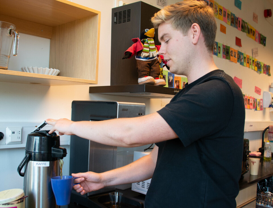 BRA VI HAR KAFFE: Jørstad heller seg en kopp kaffe. En nødvendighet for
entreprenørskolestudentene.