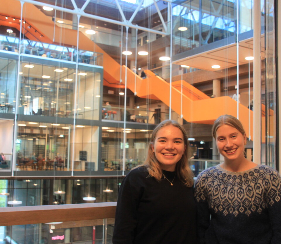 MYE INNSYN: Fysioterapistudentene Helene Tegnander og Maria Svanes Sæstad synes det kan bli vanskelig å konsentrere seg med skolearbeidet.