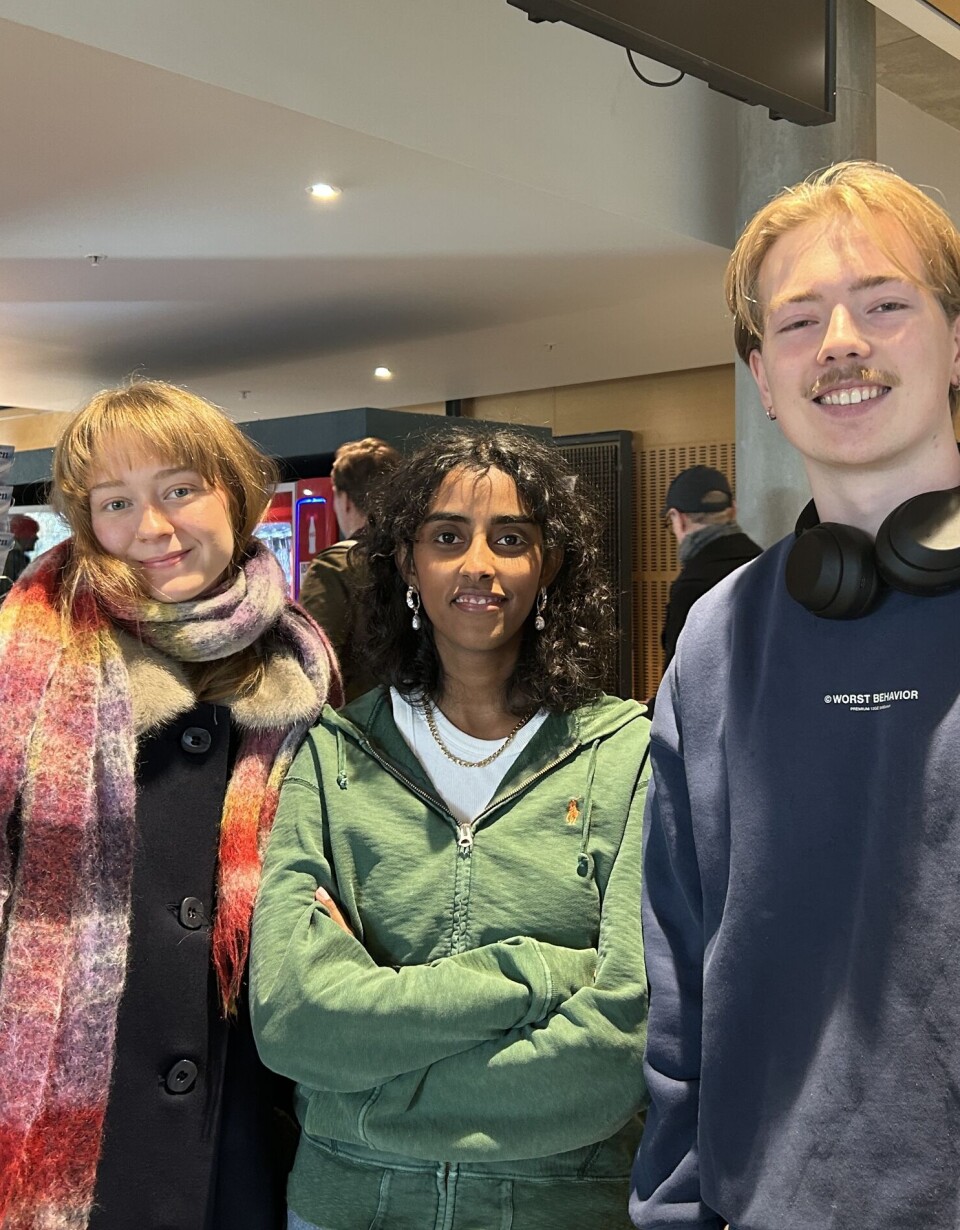 FOR DYRT: Dina Syverud-Lindland, Fatma Ibrahim og Tor Løvold Hauge mener prisene på billetter for studenter er for høye.