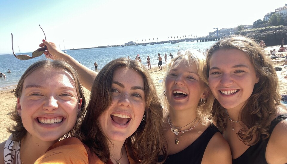 SOLSTRÅLER: Arkitekturstudentene (f.v.) Victoria Ragner, Ingrid Eline Øverby, Katrina Hjermann og Helena Bjerke er klare for den store oppgaven og feirer nyheten i Portugal.