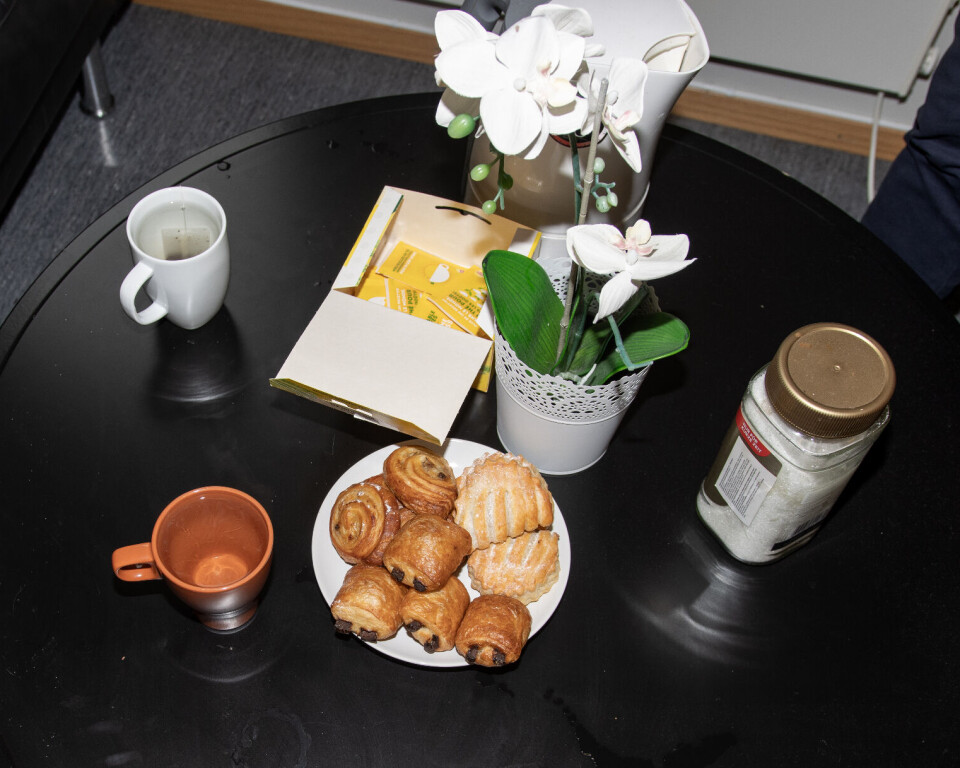 GJESTFRIHET: Det serveres arabisk kaffe når Ahmed Alamleh inviterer
hjem til seg for å snakke om erfaringene sine som muslim.