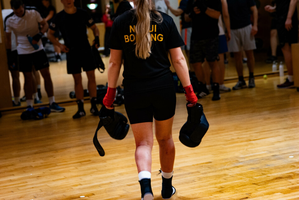 PRØVER NOE NYTT: Nybegynnere Malin Berg og Celine Kollmar begynner å bli kjent med boksingens grunnleggende ferdigheter.