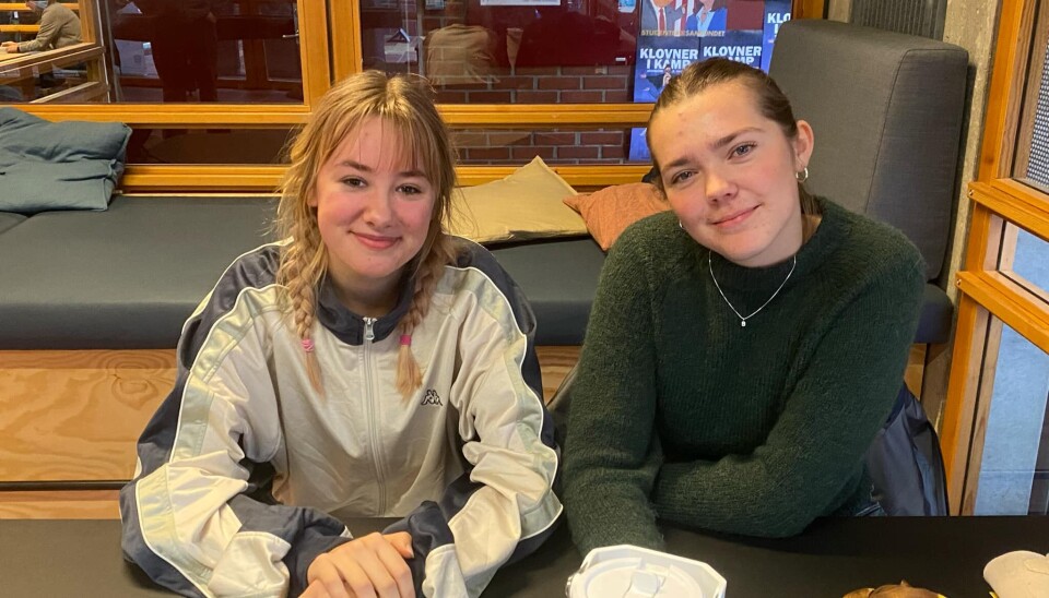 SANT ELLER USANT: Medievitenskapstudentene Nora Hidle (t.v.) og Bine Benbo syns statistikken er overraskende, men er usikker på om den stemmer.