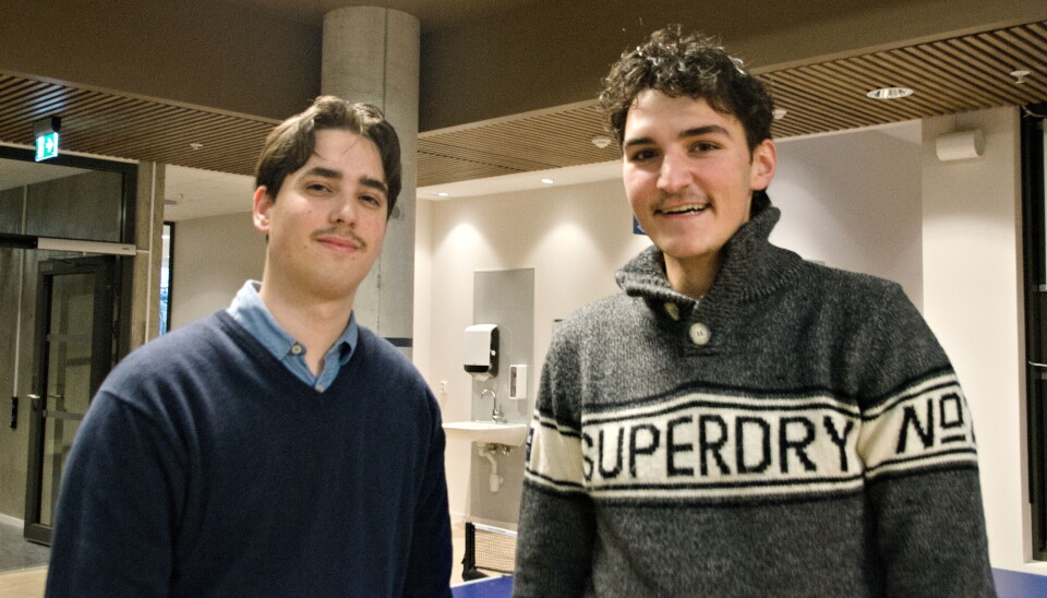 TRENGER IKKE FORELDRE: Utvekslingsstudentene Pedro Teixeira og Peik Oude Brunink mener NTNU-studentene fint klarer å løse problemer uten hjelp fra foreldrene sine.