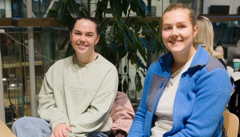 STÅ PÅ EGNE BEN: Studentene Kristine Opheim Fanny Schmoobie syns det er viktig å være selvstendig i studietiden.