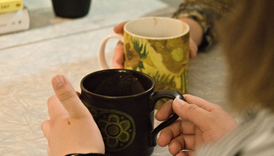 EKSAMENSPAUSE: Ta en pause i eksamenslesing og inviter på en kopp med noe varmt å drikke.