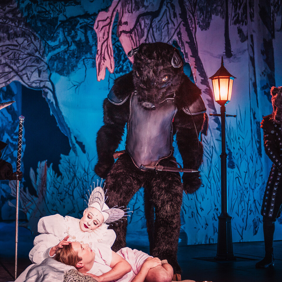 FORHEKSENDE: Ingrid Bergstrøm, som spiller den hvite heksen, og Isak Holmen
Sørensen, som spiller Edmund, blir observert av diverse dyr spilt av Ragne Grande, Arturo
Scotti og Thomes Jensen Takyi.