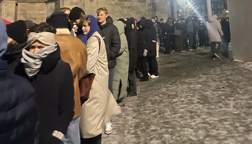 KØ: Køen krummet seg rundt Nidarosdomens vestfront.