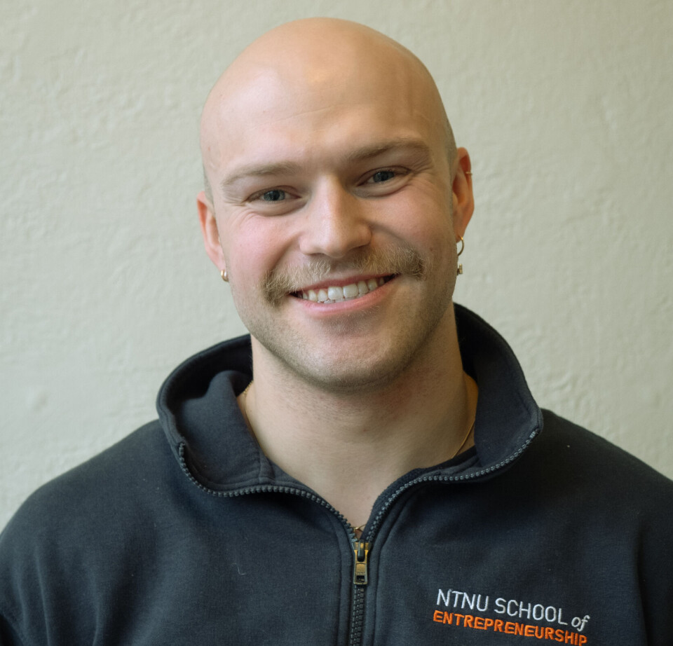 FRA GLATT TIL BART: Én måned senere er barten på plass igjen. Nå gjenstår bare helskjegget.