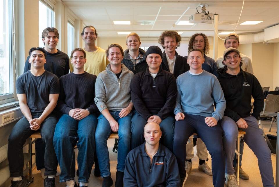 GLATTE KAMERATER: Selv uten bart har studentene fokus på movember-verdiene hele året.