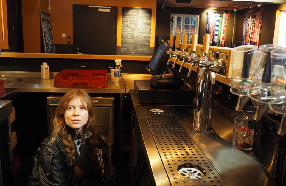 BAK BAREN: Nora Jørgensen forteller at det noen ganger er full krise bak baren mens det danses på dansegulvet som vanlig.