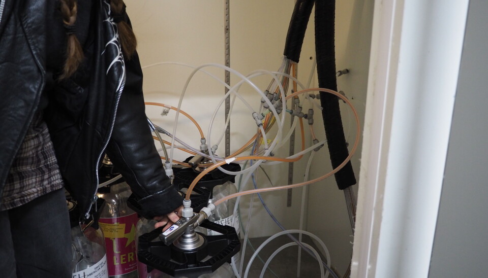 TULLBALL: Det er kompliserte systemer som skaffer drikke ut i barene. Disse hadde det gått krøll i.