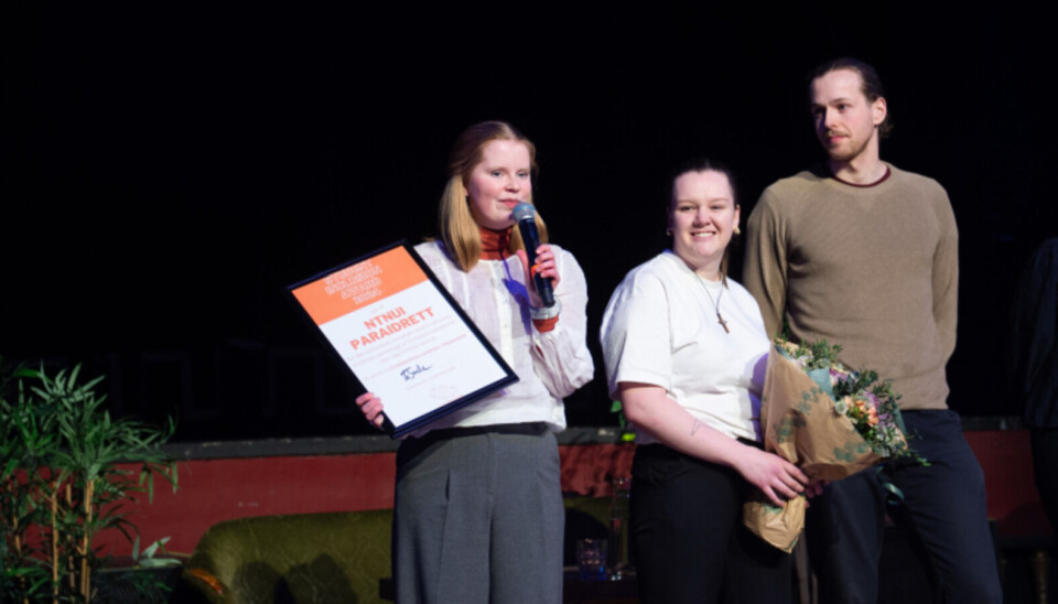 VANT PRIS: Selma Steigen, Emilie Engen Asp og Mats Eritsvær Johansen tok imot inkluderingsprisen på lørdagens Samfundsmøte.