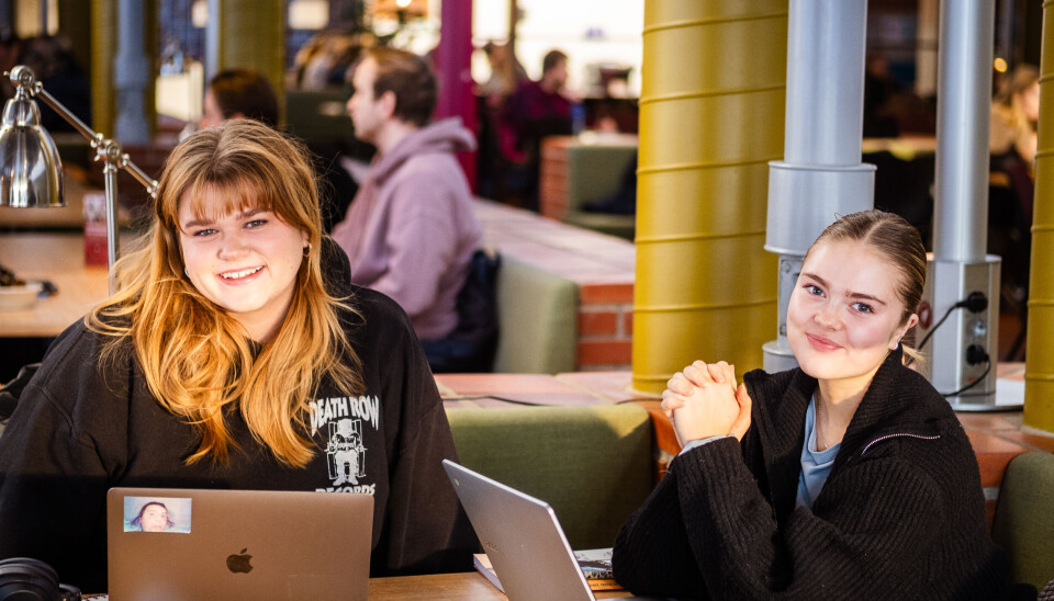 MISBRUKT: Medievitenskapstudentene Sunniva Ingersdatter Raastad og Martyna Zurawka mener at for mye markedsføring kan føre til at portalen får mye falsk informasjon.