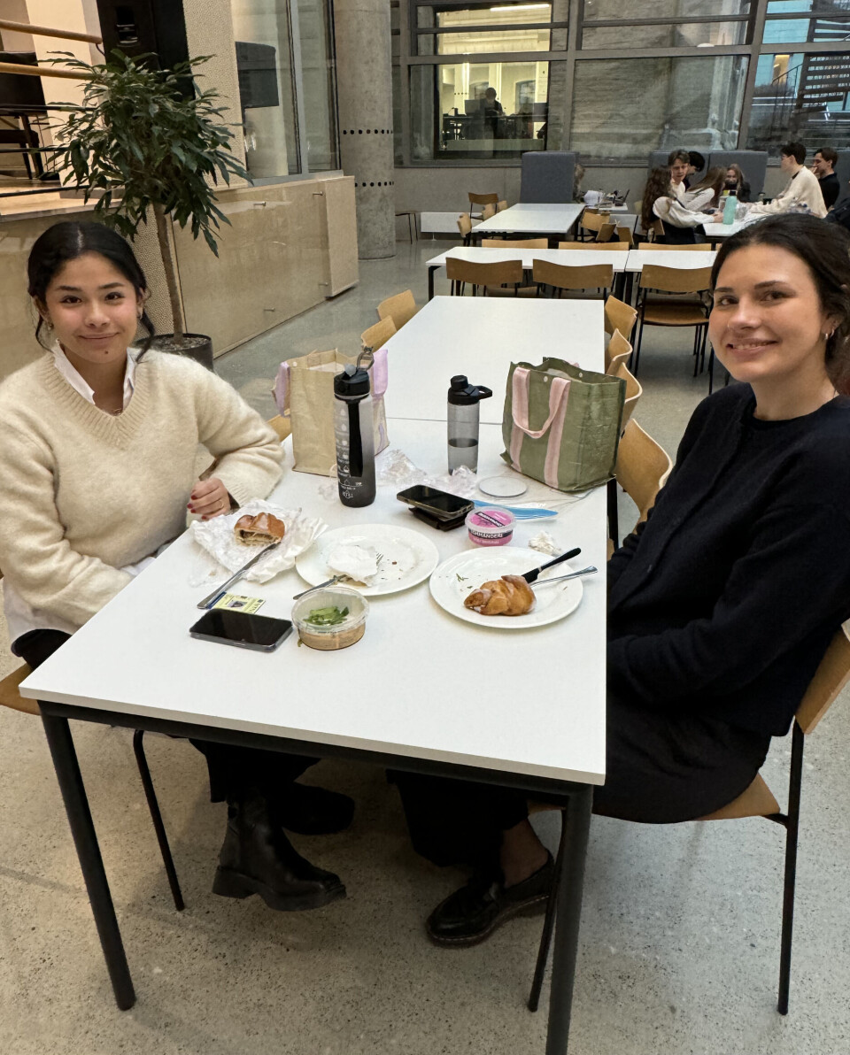 MEDBRAKT: Masterstudentene i læring, arbeidsliv og samfunn Camilla Fernanda Ortiz og Nora Skaug Ladegård velger Too Good to Go over Sits mattilbud. cafe sito kafe kantine kalvskinnet