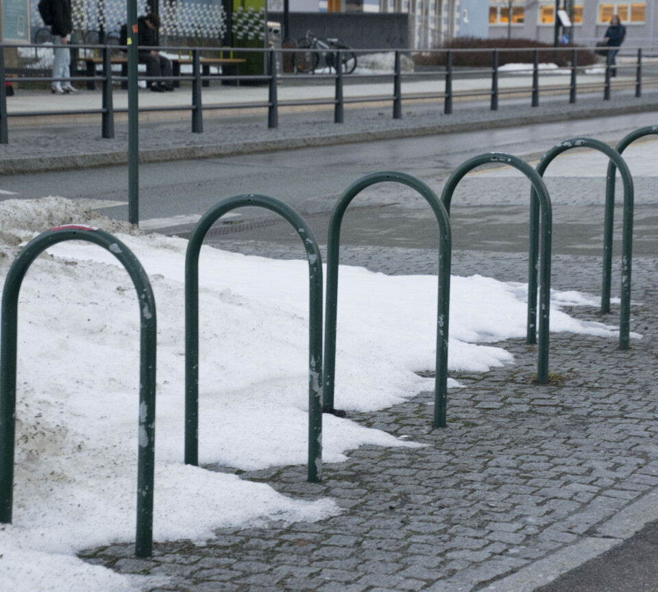 ÅRLIG TOMT: Fagleder ved eiendom Anita Johansen forklarer at hensatte sykler hentes inn hvert semester. sykkel, sykler, sykkelparkering, parkering, gløshaugen