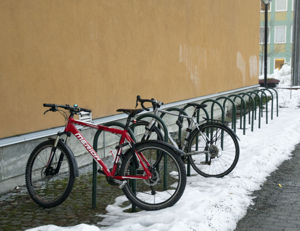 HOPES OPP: Dersom syklene blir latt stående forteller Anita Johansen at det tas plass fra sykler som er i bruk. sykkel, sykler, gløshaugen, sykkelparkering