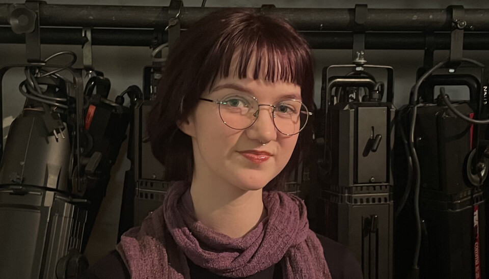 KRYSSER FINGRANE: Drama- og teaterstudent Serine Augusta Bryne håpar at den praktiske delen av utdanninga ikkje blir innskrenka.