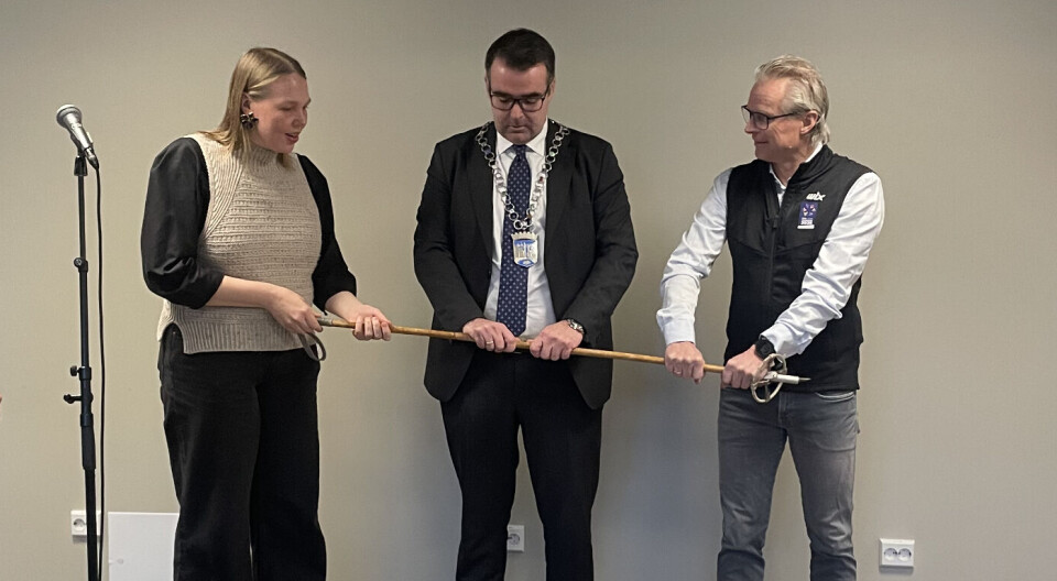 KNEKKER STAVEN: Kent Ranum åpnet boligen ved å knekke en skistav. F.v: Sit styre-representant Ellinor B.A. Lindstrøm, ordfører Kent Ranum og sjef for ski-VM 2025 Åge Skinstad.