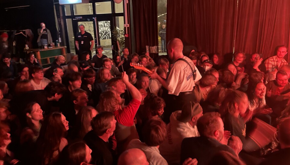 CARDIO I VENTE: Sekunder etter dette bildet ble tatt spratt publikum opp og moste Osland.