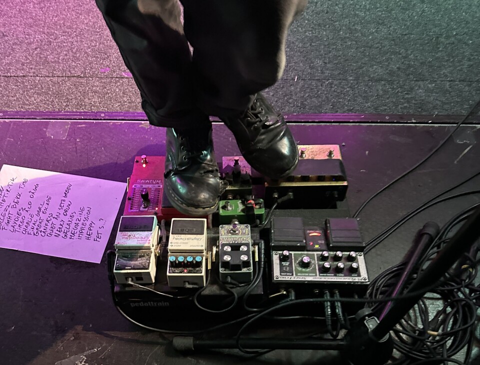 SHOEGAZE? En konsentrert Osland vrenger frem gitarsoloer på begge fotsålene under avslutningsnummeret.
