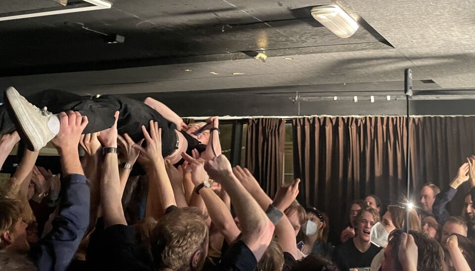 KRAMPEAKTIG: Stagedive hører med på rockekonsert. Koste hva.